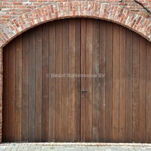 hatdhouten poort en gecoat frame